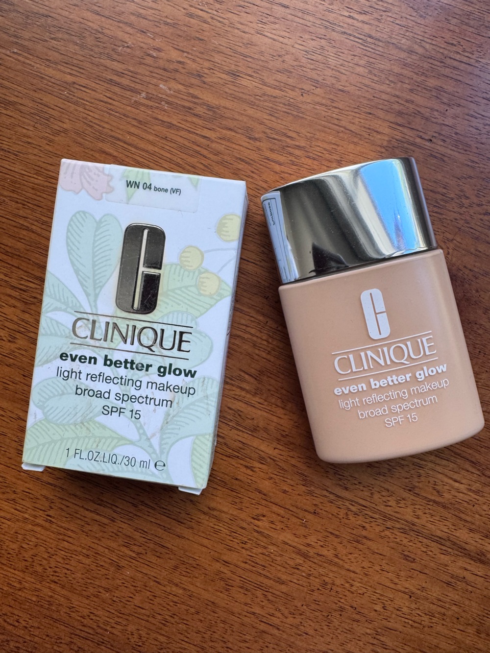 Clinique Even Better Glow Foundation SPF 15 - WN 04